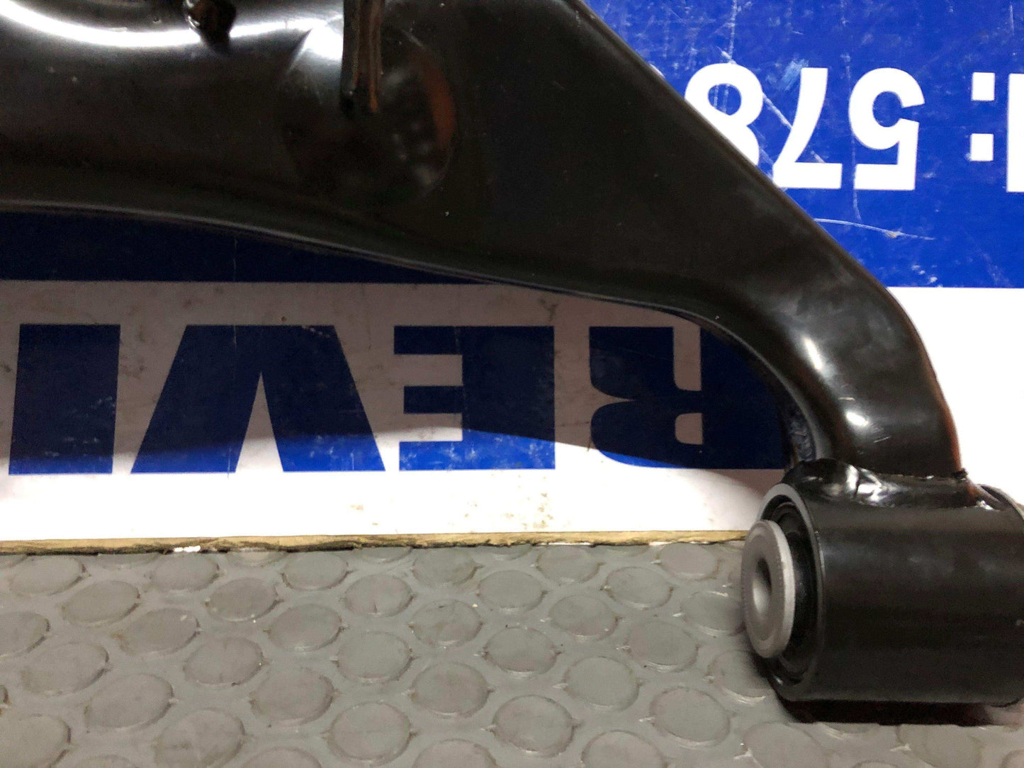 Muleta delantera inferior derecha izquierda Mazda bt50 pro / Ford ranger 2012 2021 (uc2r-34-350)(uc2r-34-300) - Grupo Revisa