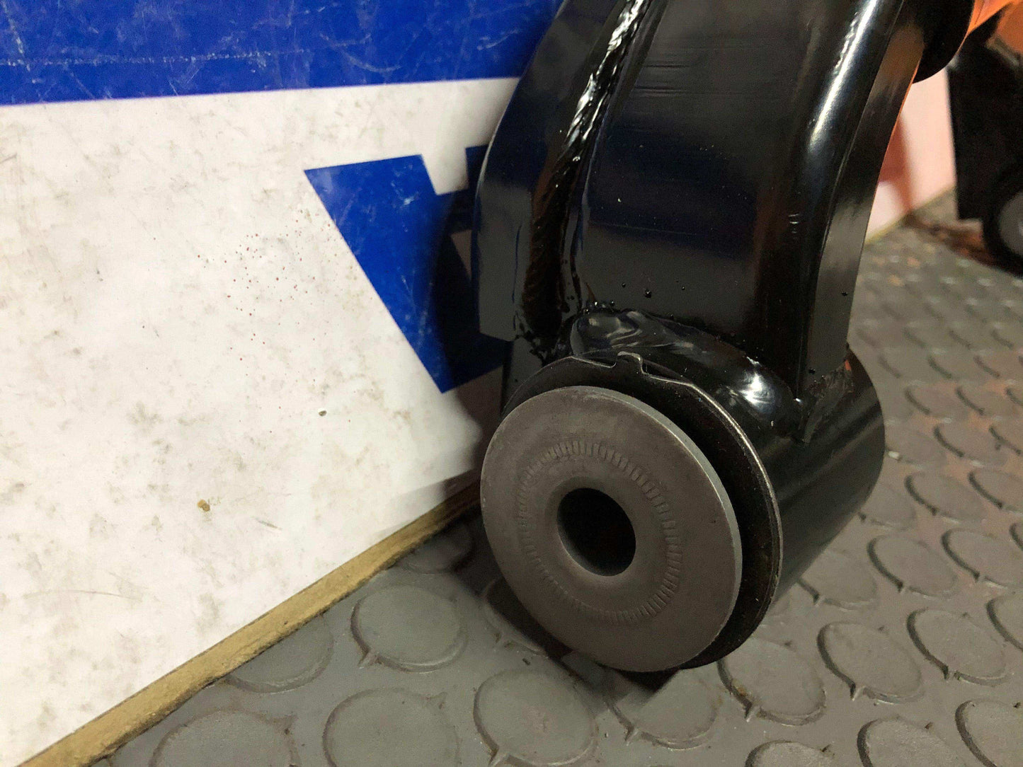 Muleta delantera inferior derecha izquierda Mazda bt50 pro / Ford ranger 2012 2021 (uc2r-34-350)(uc2r-34-300) - Grupo Revisa