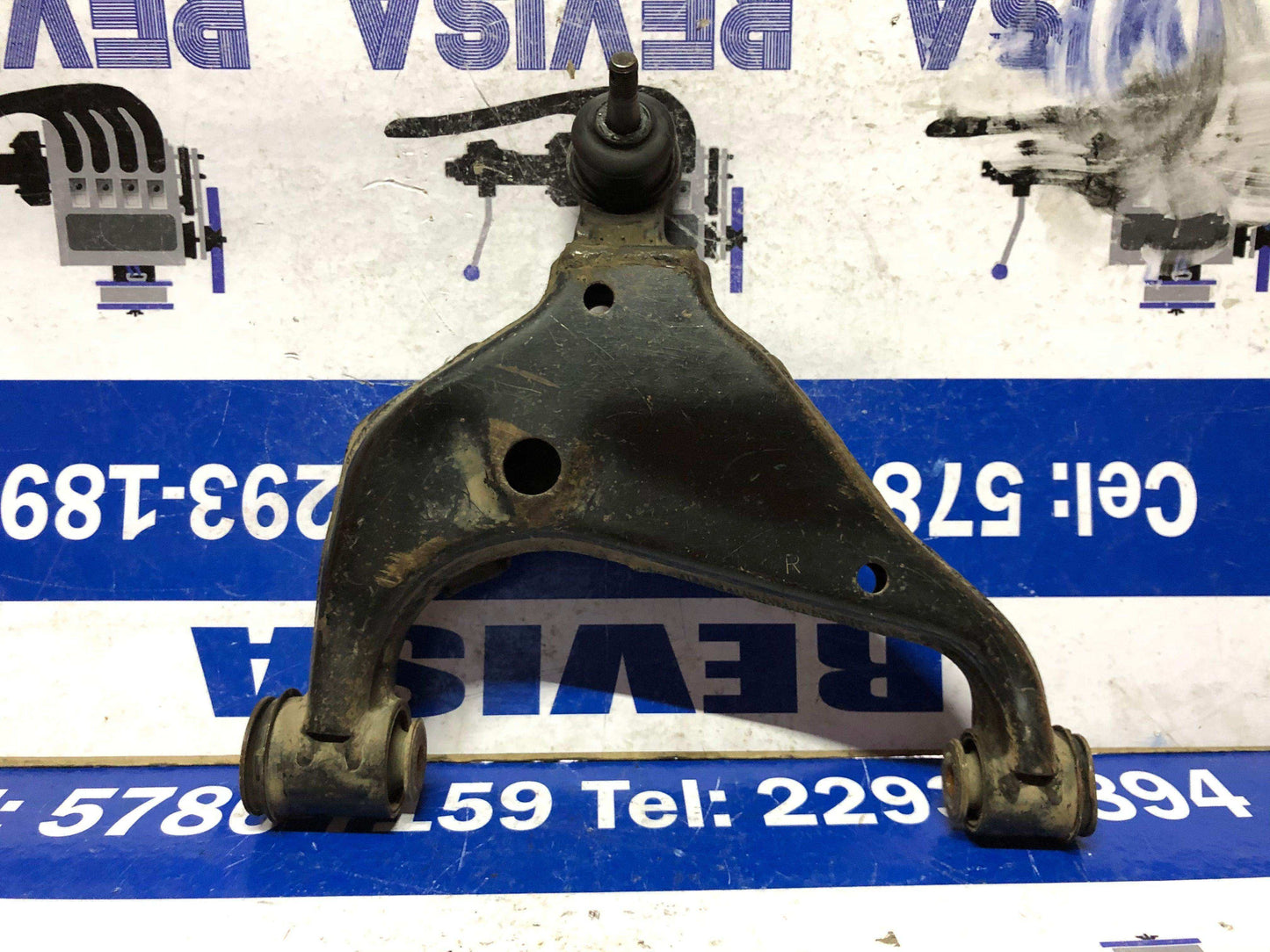Muleta delantera inferior derecha Toyota hilux fortuner 2005 2015 - Grupo Revisa