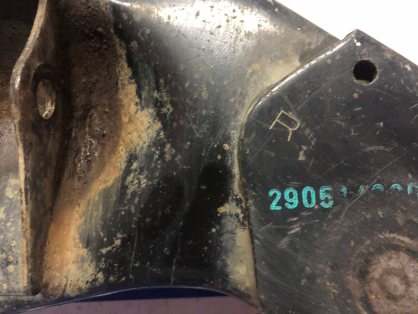 Muleta delantera inferior derecha Toyota hilux fortuner 2005 2015 - Grupo Revisa