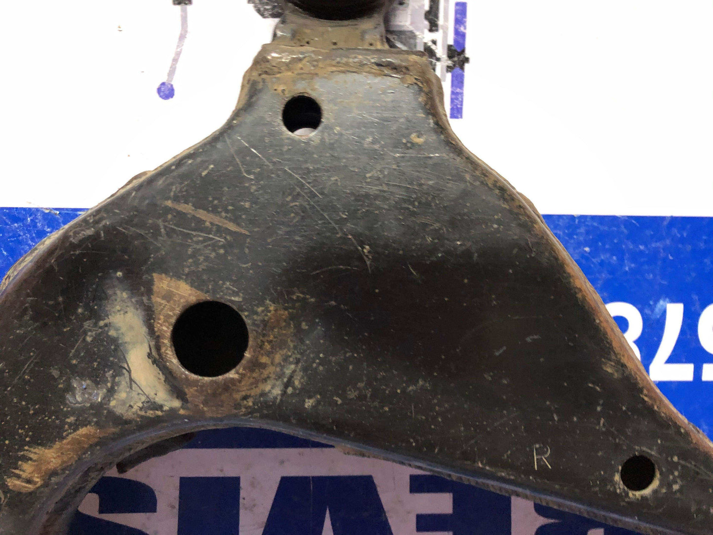 Muleta delantera inferior derecha Toyota hilux fortuner 2005 2015 - Grupo Revisa