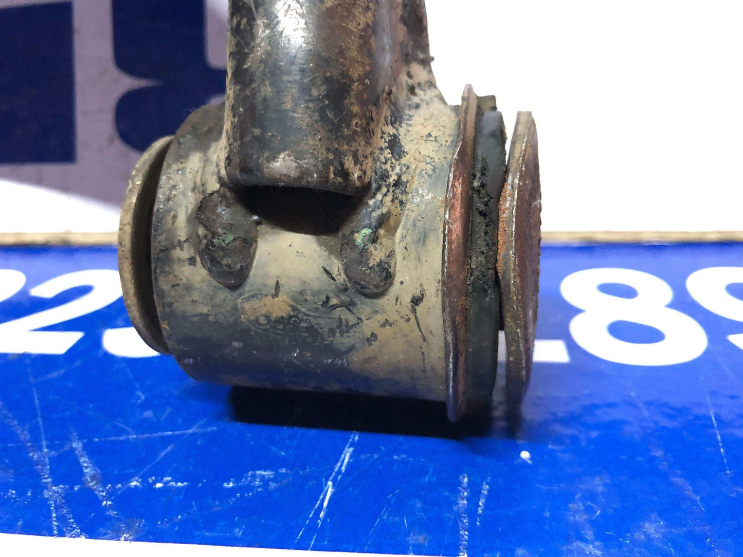 Muleta delantera inferior derecha Toyota hilux fortuner 2005 2015 - Grupo Revisa