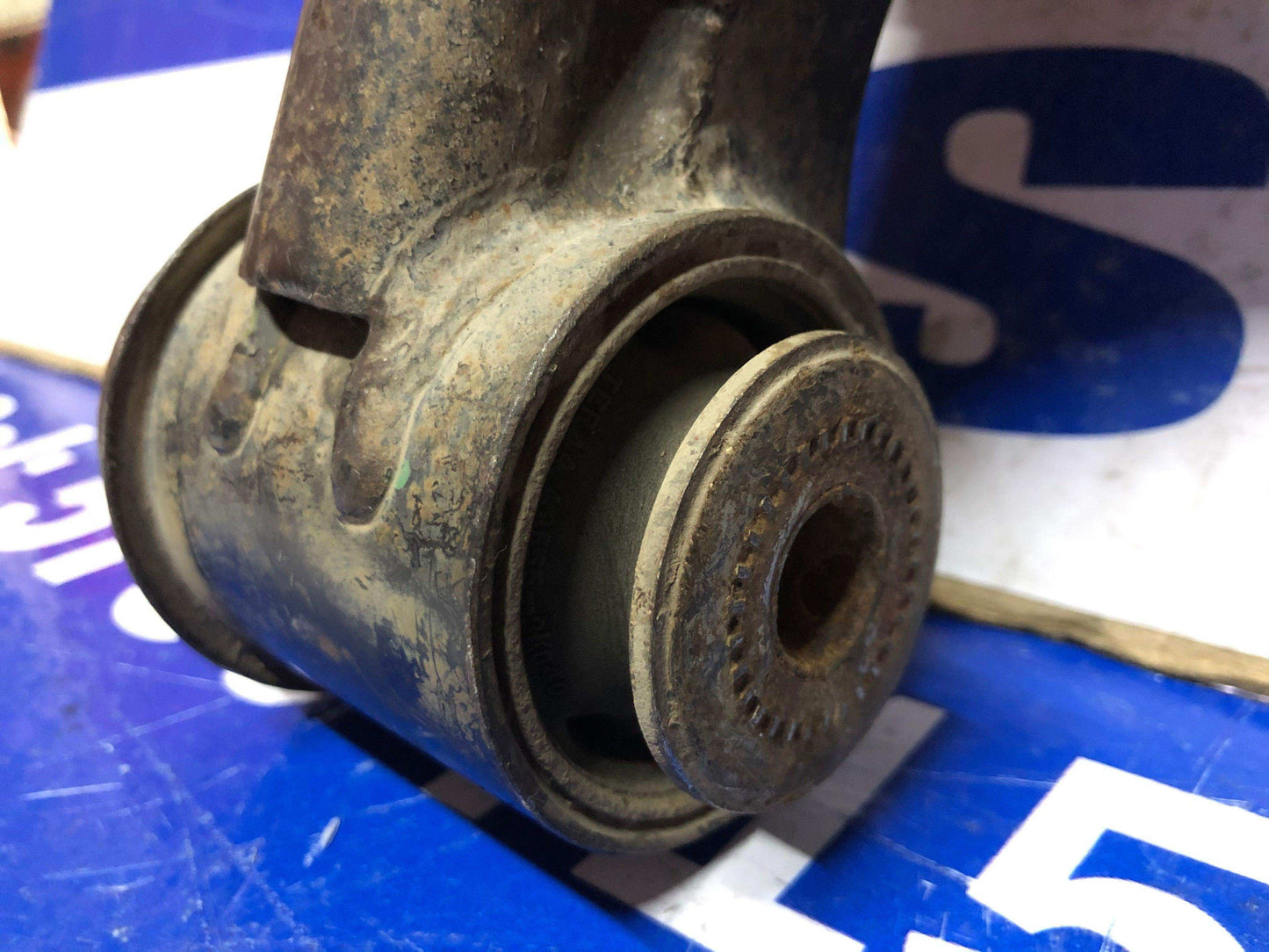 Muleta delantera inferior derecha Toyota hilux fortuner 2005 2015 - Grupo Revisa