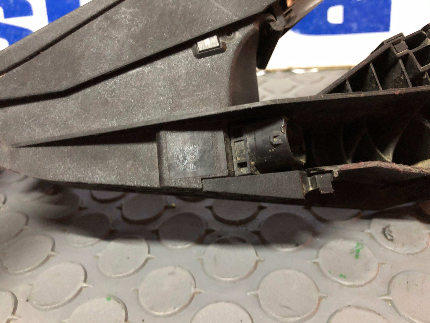 Pedal de aceleración bmw 328i 2006 2011 (3542 6789998 01) - Grupo Revisa