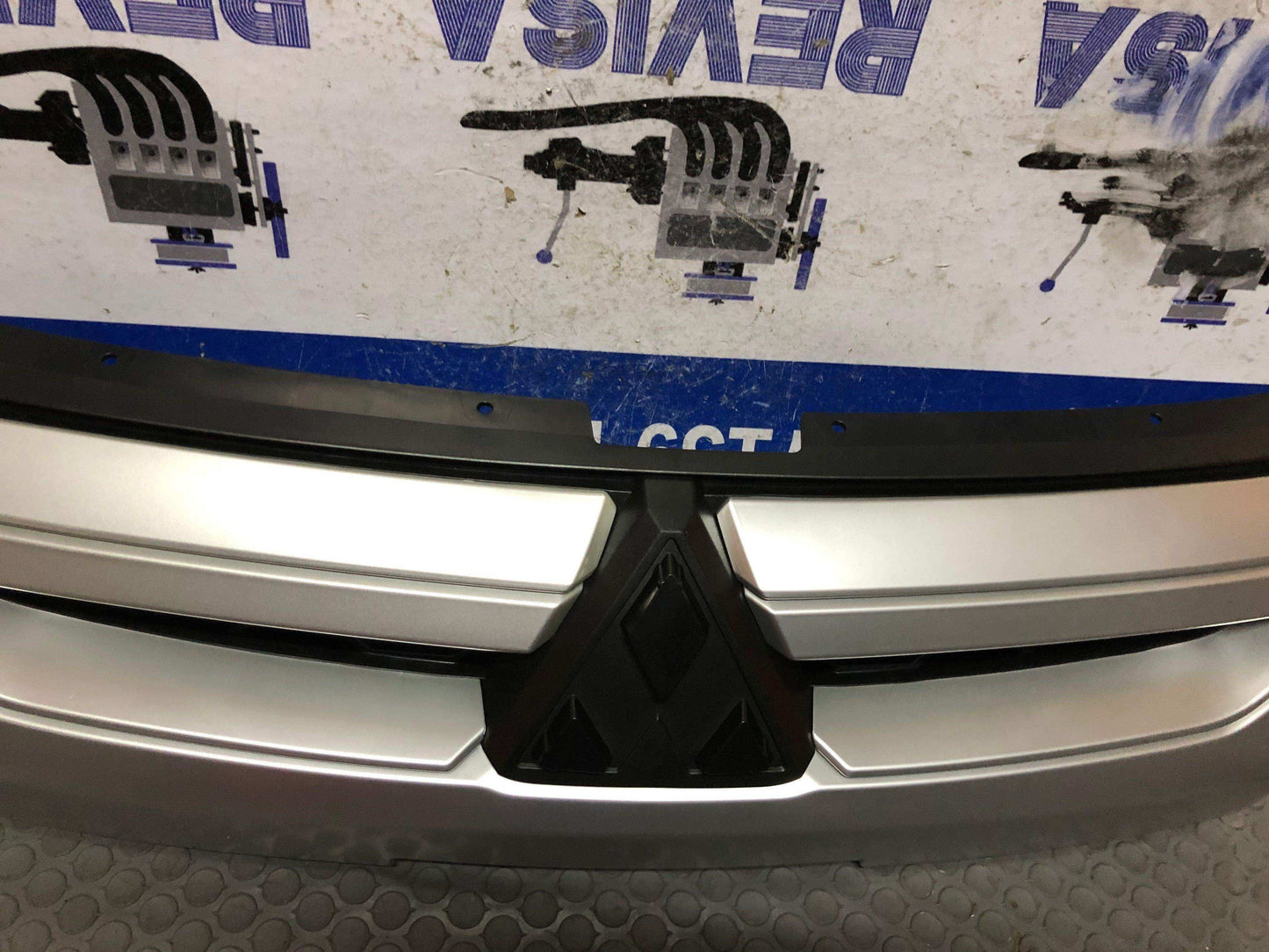 Persiana frontal superior Mitsubishi l200 2019 2022 (7450B291HA) - Grupo Revisa
