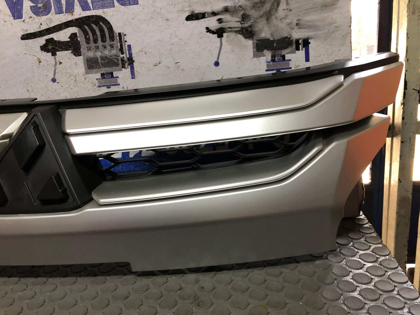 Persiana frontal superior Mitsubishi l200 2019 2022 (7450B291HA) - Grupo Revisa