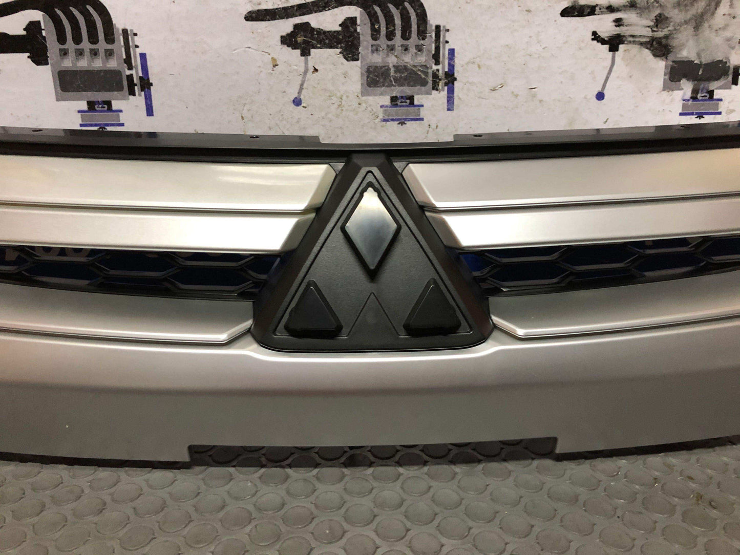 Persiana frontal superior Mitsubishi l200 2019 2022 (7450B291HA) - Grupo Revisa