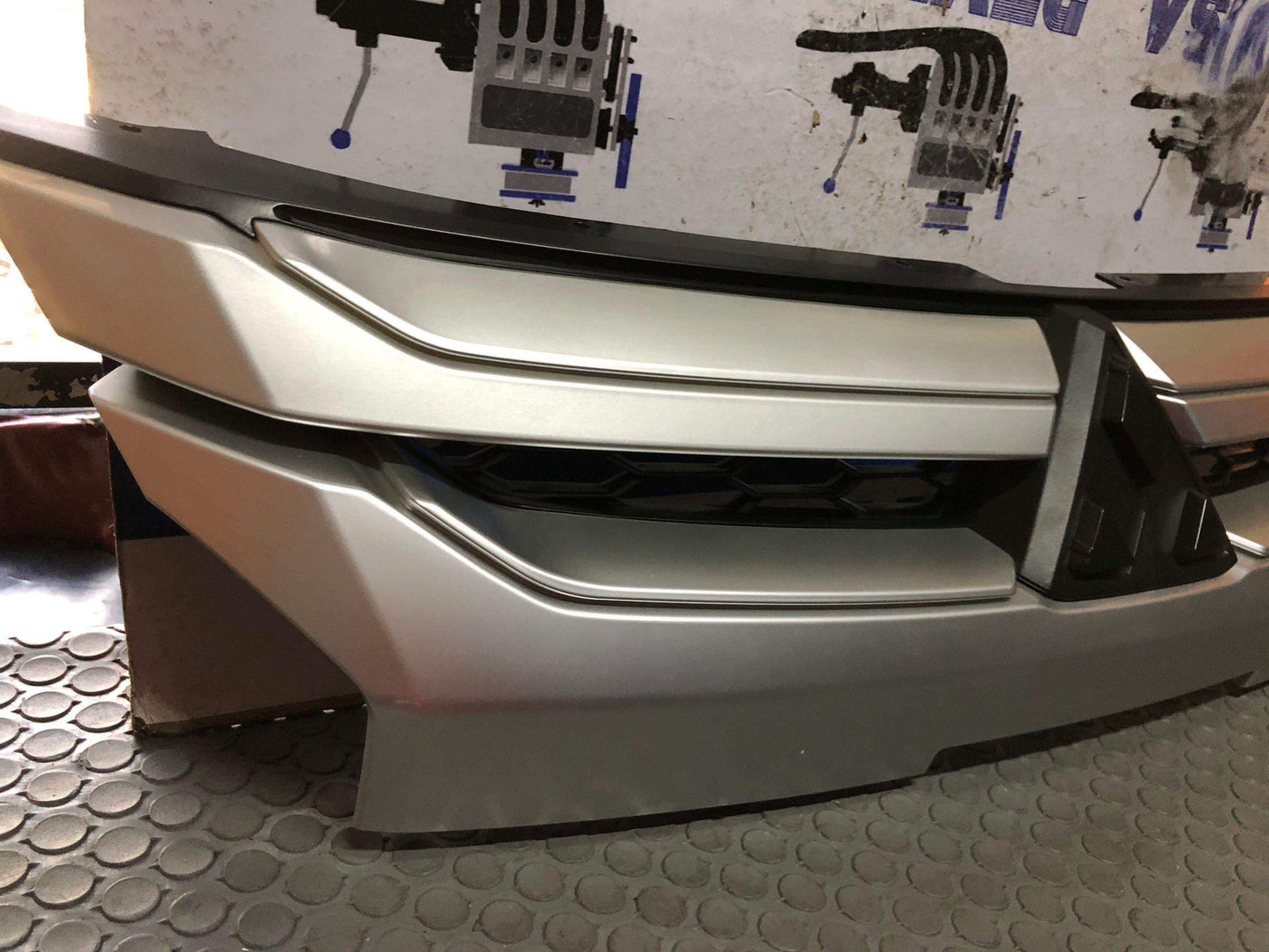 Persiana frontal superior Mitsubishi l200 2019 2022 (7450B291HA) - Grupo Revisa
