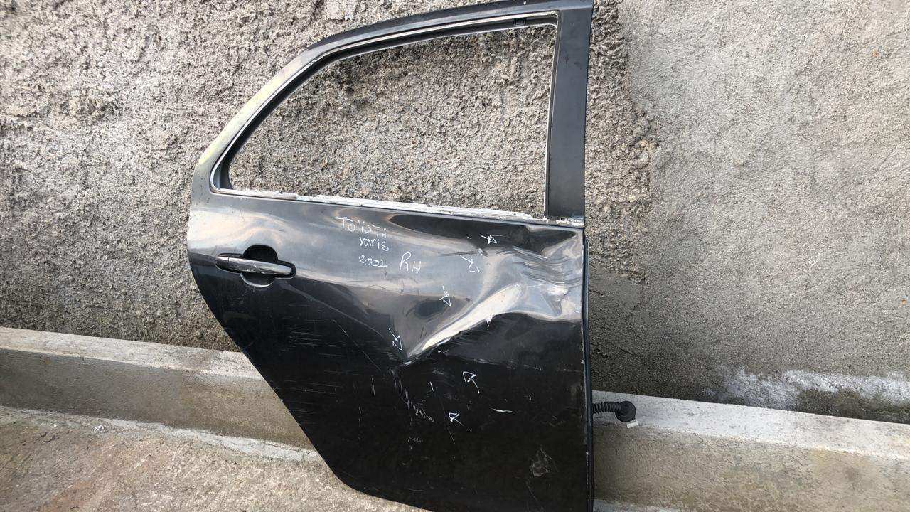 Puerta trasera derecha toyota yaris 2007 2012 - Grupo Revisa
