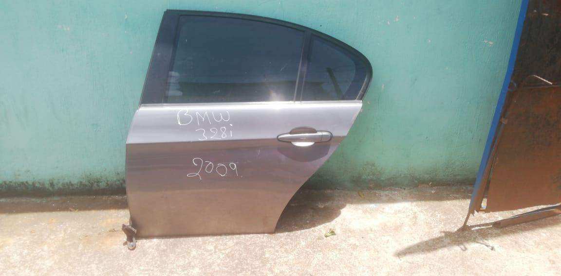 Puerta trasera izquierda BMW 328i 2006-2010 - Grupo Revisa