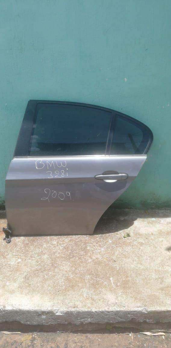 Puerta trasera izquierda BMW 328i 2006-2010 - Grupo Revisa