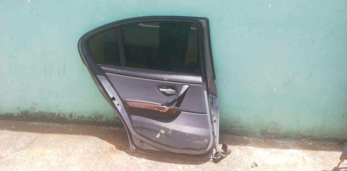 Puerta trasera izquierda BMW 328i 2006-2010 - Grupo Revisa