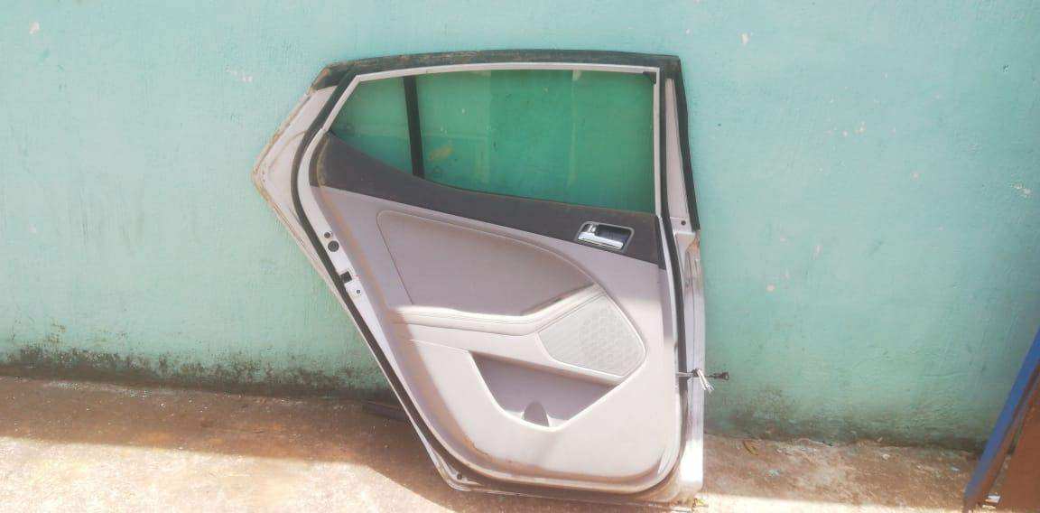 Puerta trasera izquierda Kia óptima 2012-2015 - Grupo Revisa