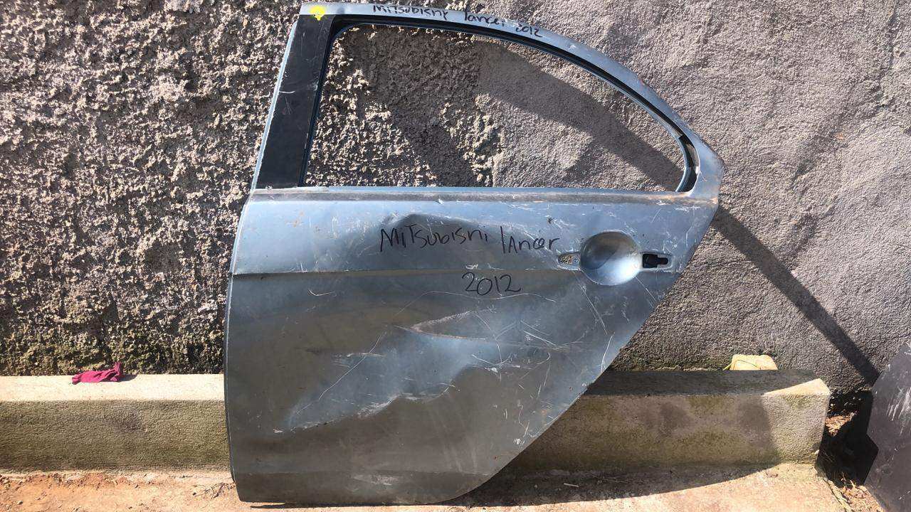 Puerta trasera izquierda Mitsubishi lancer 2008 2017 - Grupo Revisa