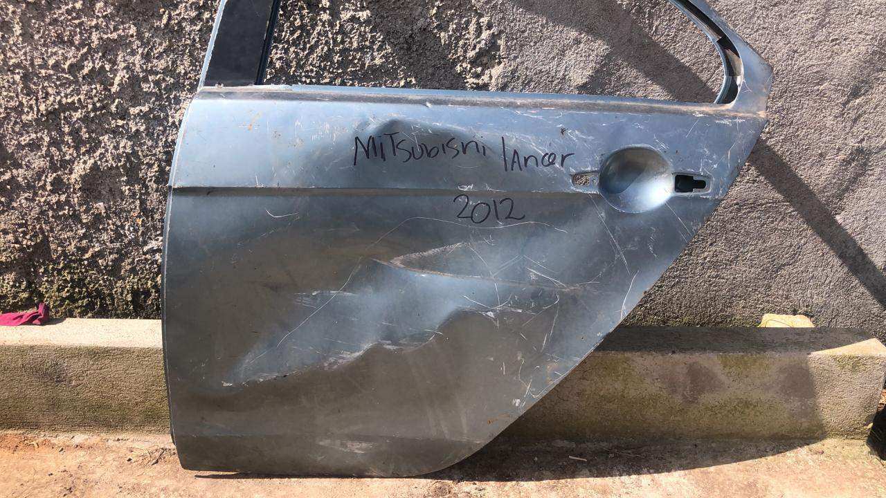Puerta trasera izquierda Mitsubishi lancer 2008 2017 - Grupo Revisa