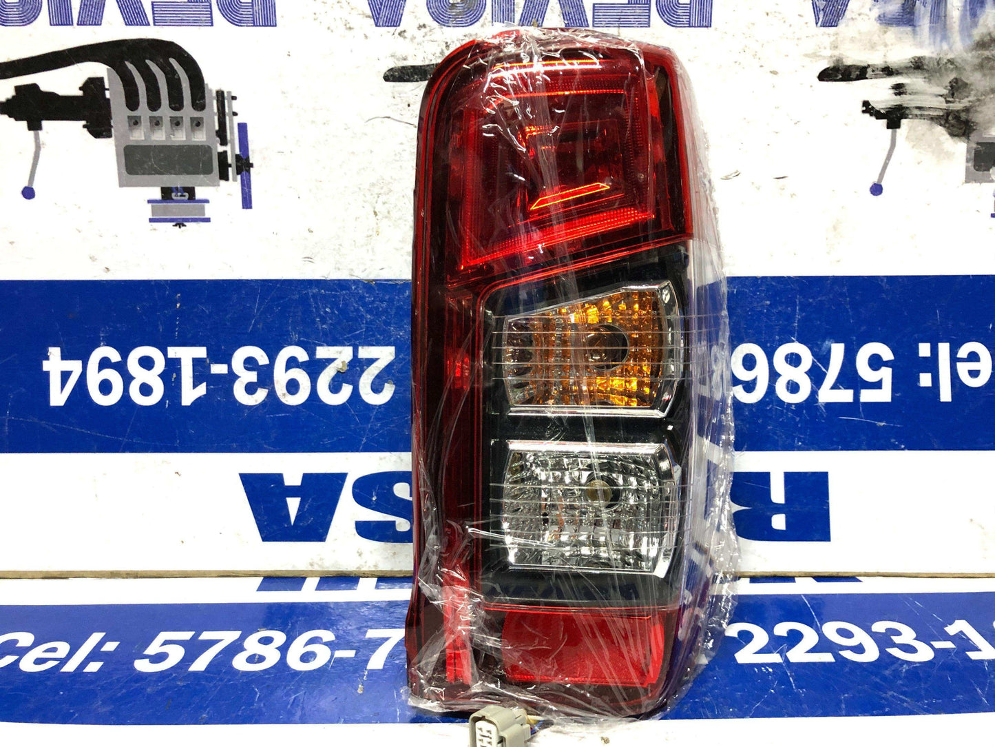 Stop derecho Mitsubishi l200 2019 2021 (8330B211) - Grupo Revisa