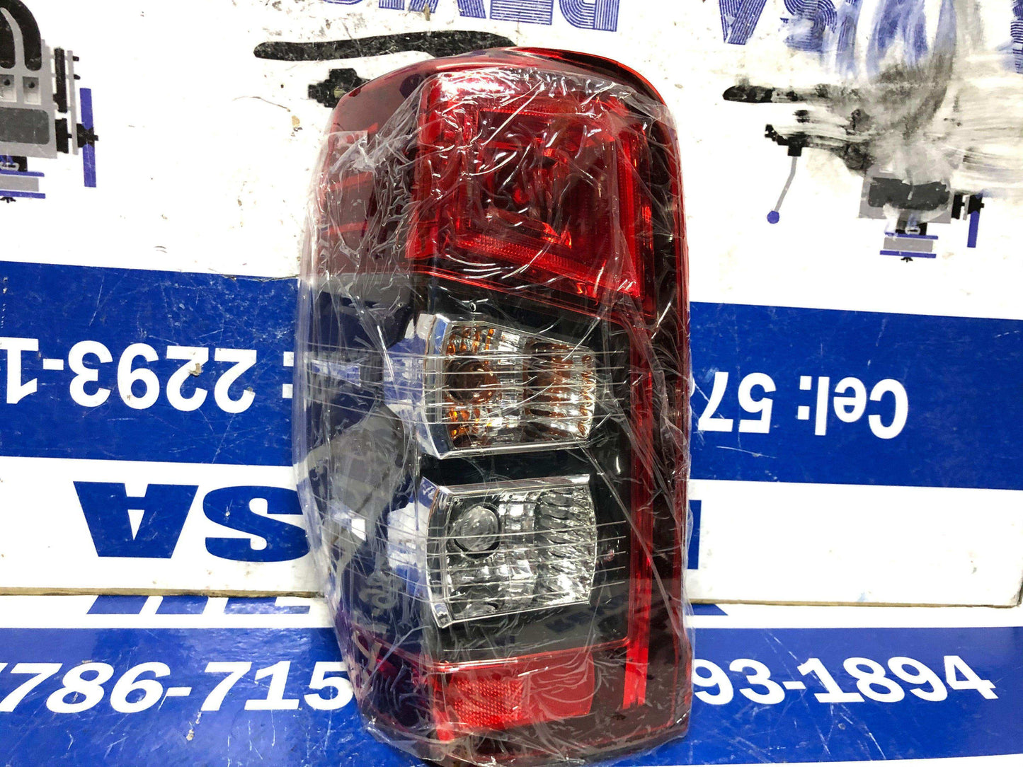 Stop izquierdo Mitsubishi l200 2019 2021 (8330B211) - Grupo Revisa