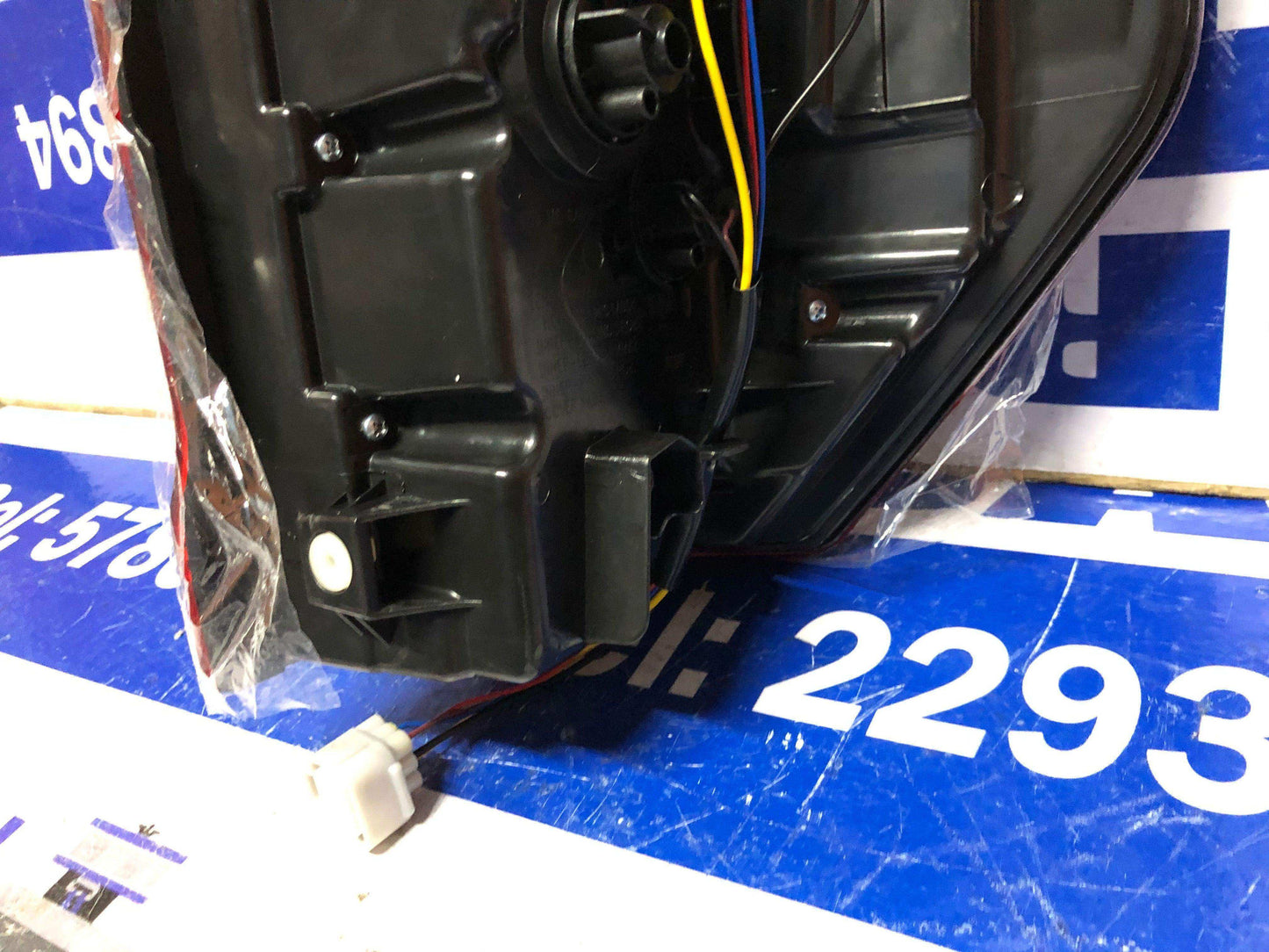 Stop izquierdo Mitsubishi l200 2019 2021 (8330B211) - Grupo Revisa