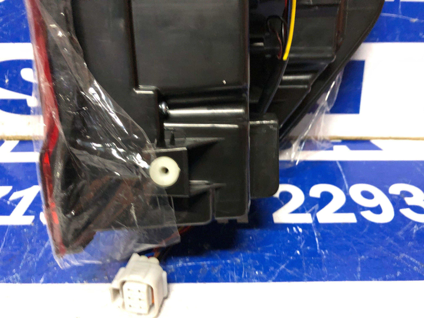 Stop izquierdo Mitsubishi l200 2019 2021 (8330B211) - Grupo Revisa