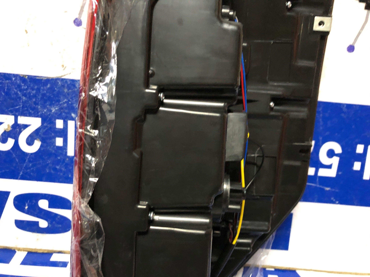 Stop izquierdo Mitsubishi l200 2019 2021 (8330B211) - Grupo Revisa