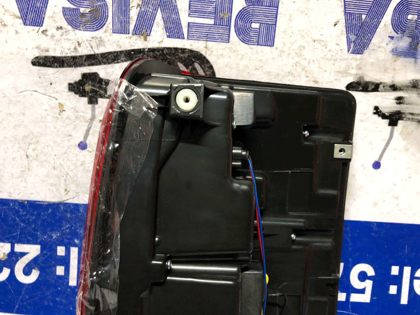 Stop izquierdo Mitsubishi l200 2019 2021 (8330B211) - Grupo Revisa