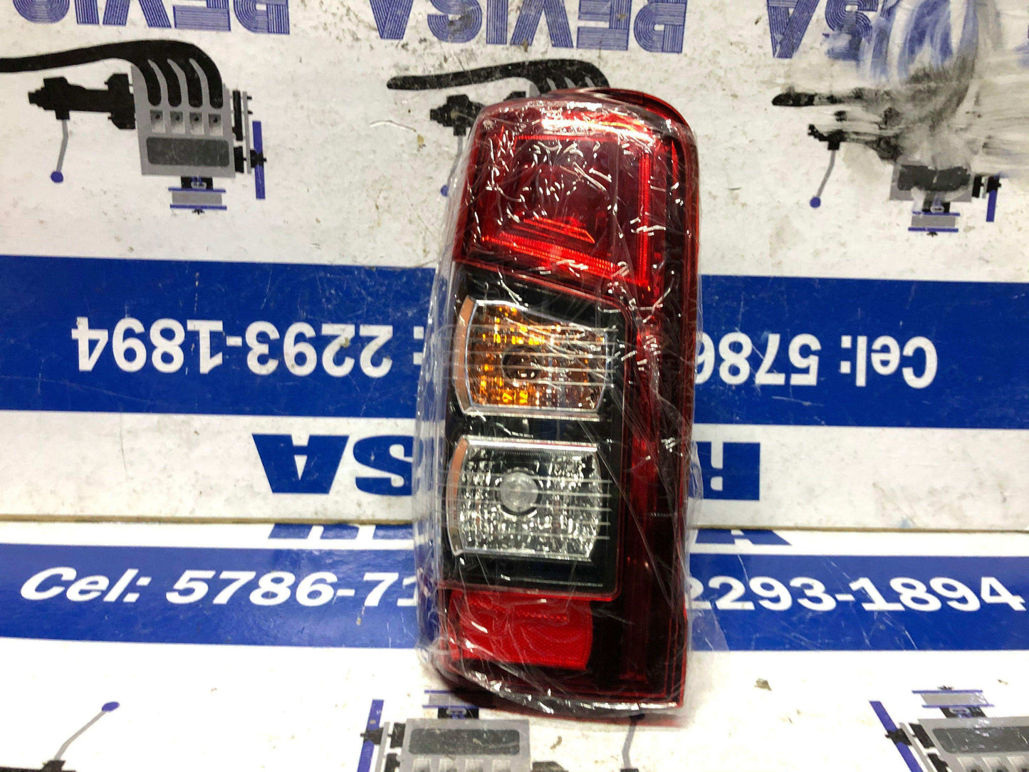 Stop izquierdo Mitsubishi l200 2019 2021 (8330B211) - Grupo Revisa