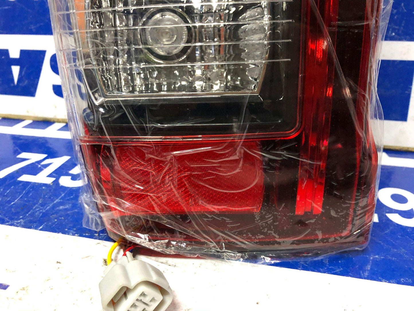 Stop izquierdo Mitsubishi l200 2019 2021 (8330B211) - Grupo Revisa