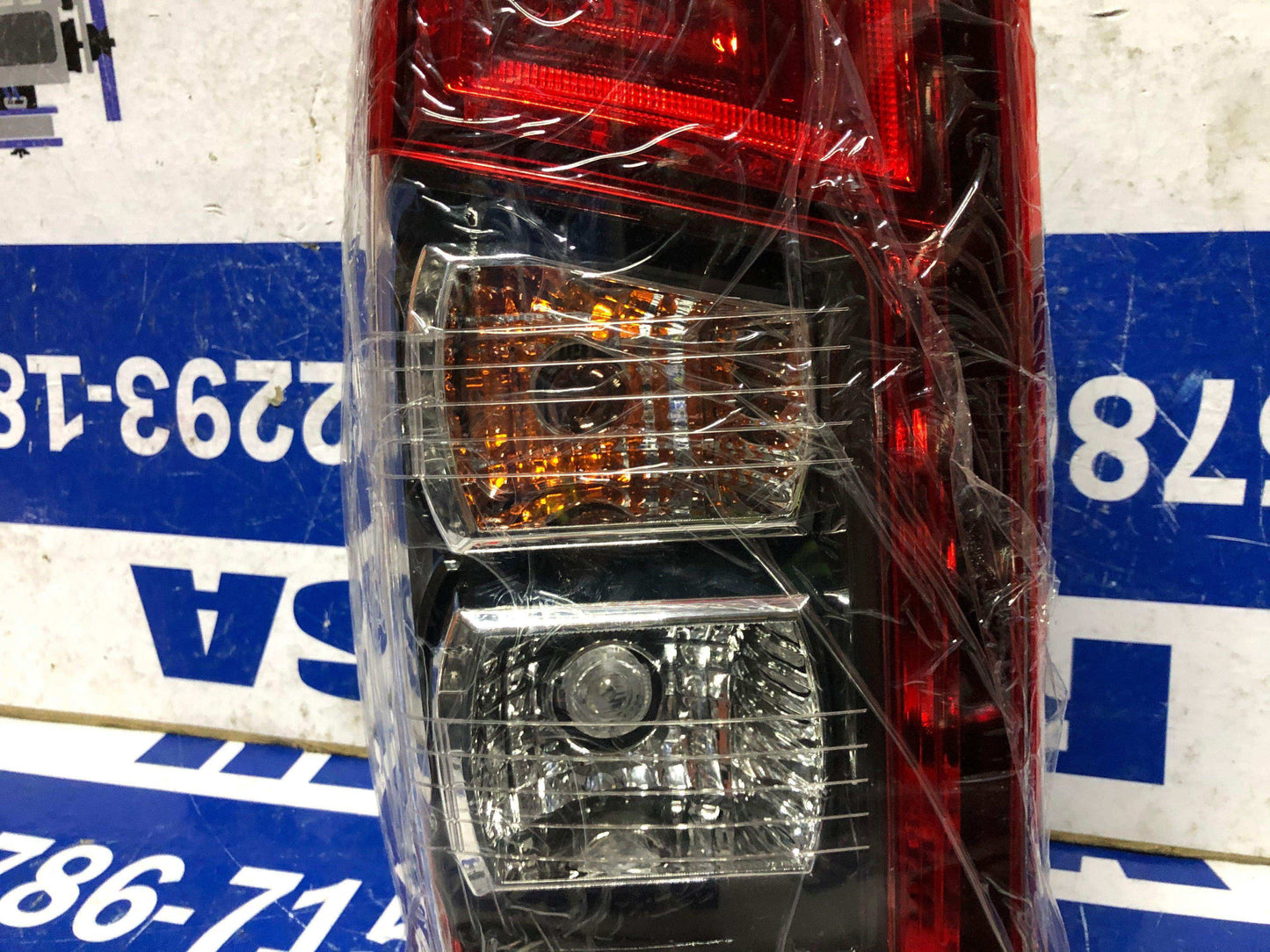 Stop izquierdo Mitsubishi l200 2019 2021 (8330B211) - Grupo Revisa
