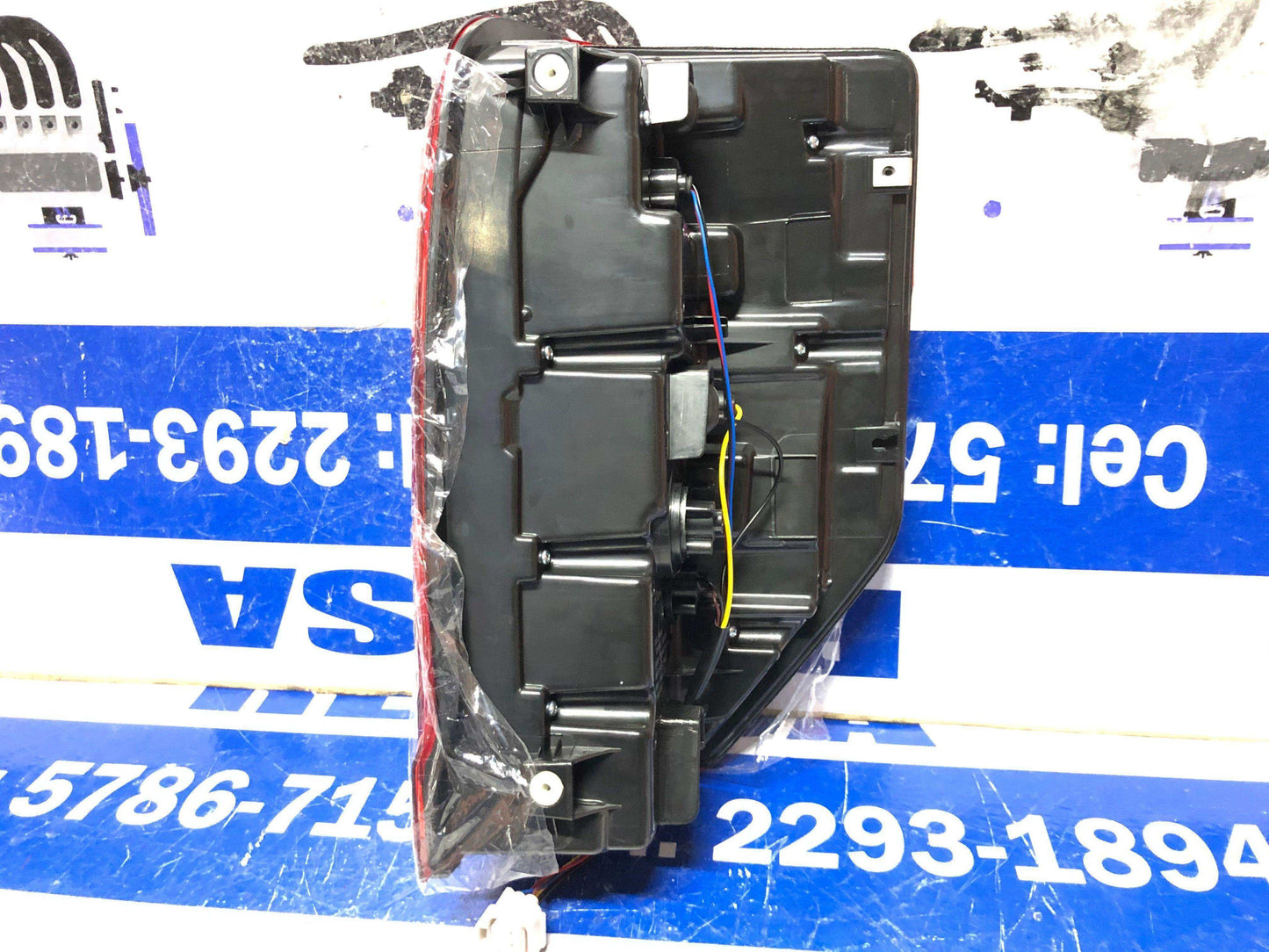 Stop izquierdo Mitsubishi l200 2019 2021 (8330B211) - Grupo Revisa