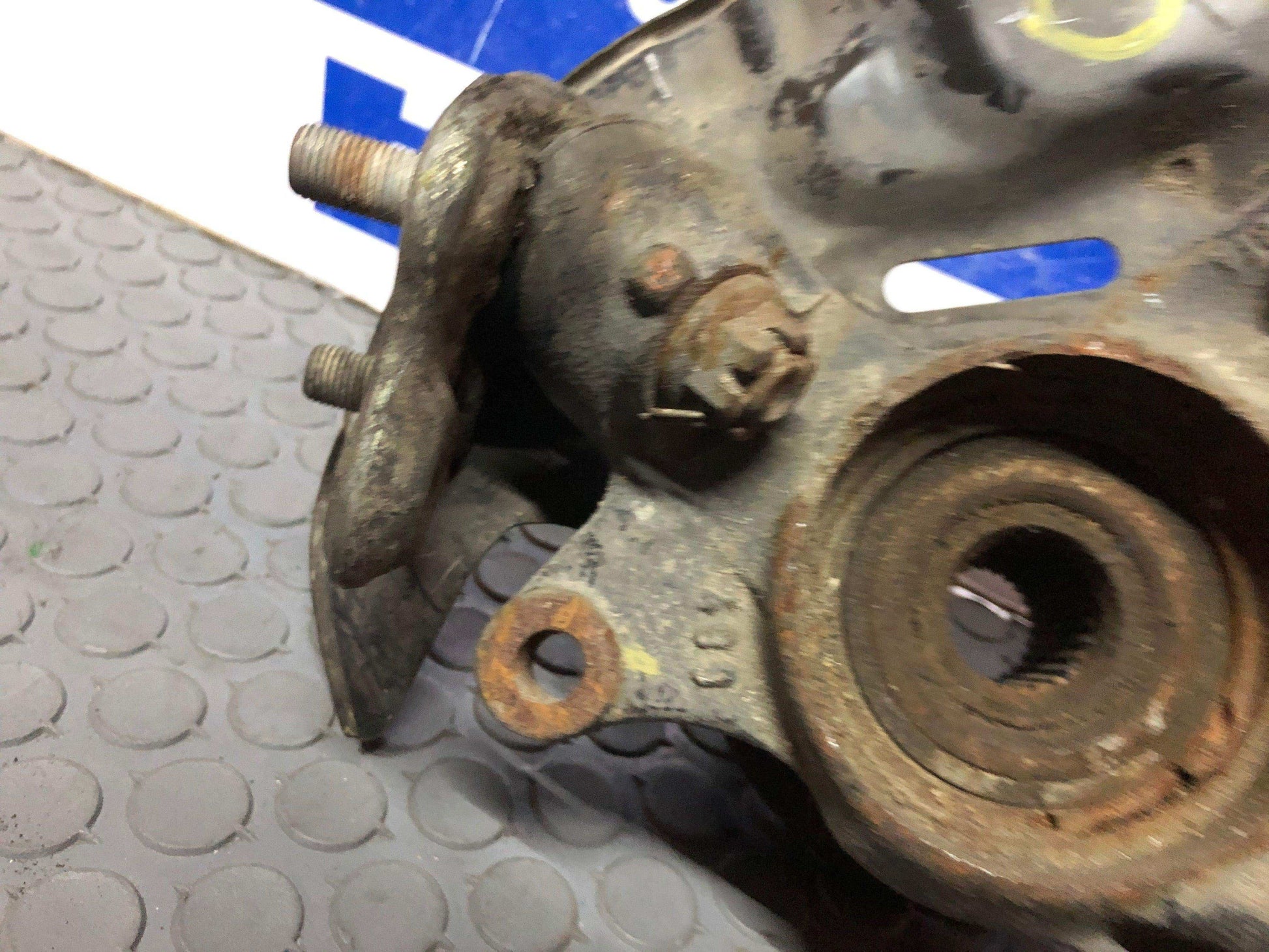 Muñón delantero izquierdo Toyota corolla 2004 2008 - Grupo Revisa 