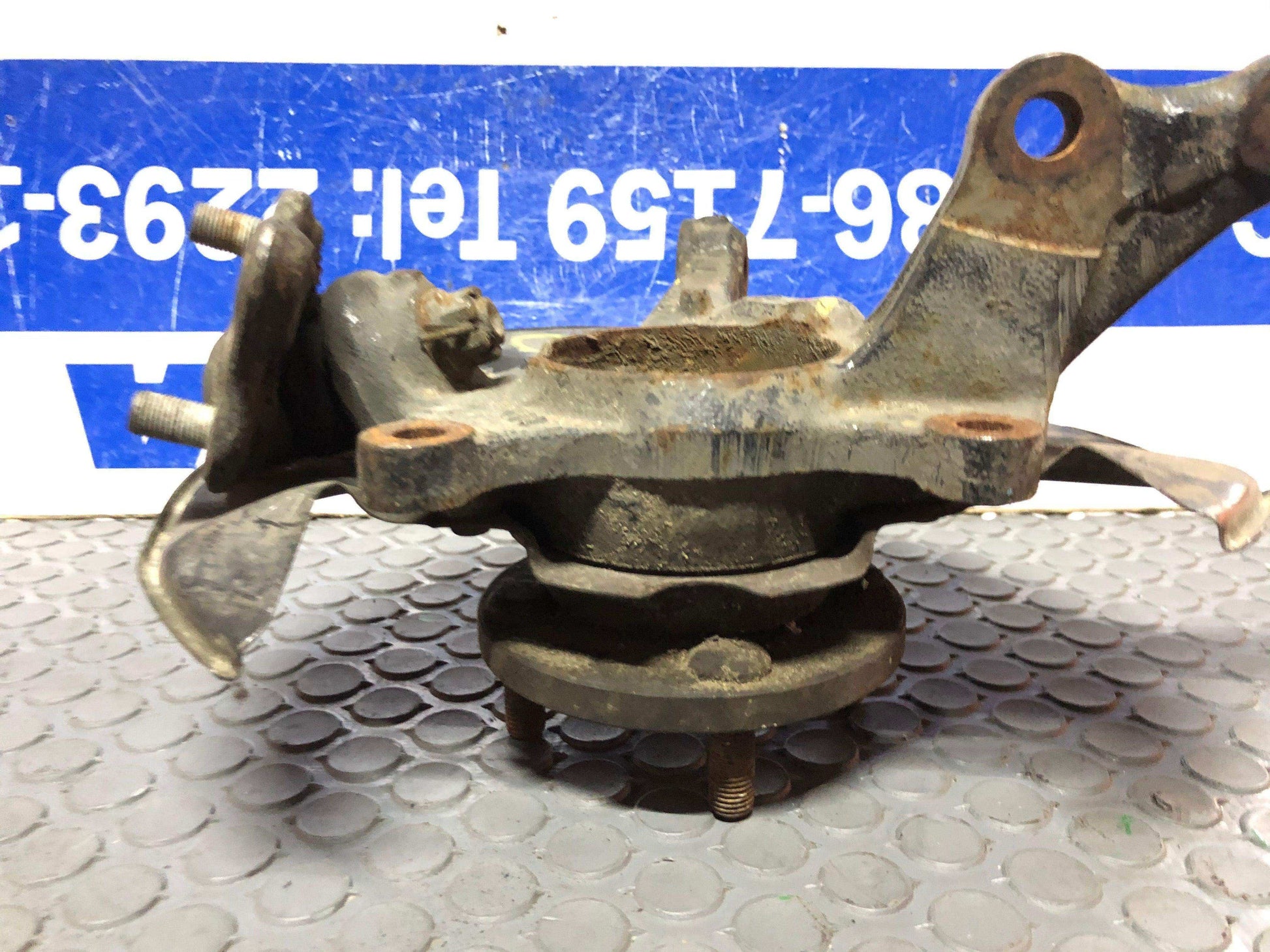 Muñón delantero izquierdo Toyota corolla 2004 2008 - Grupo Revisa 