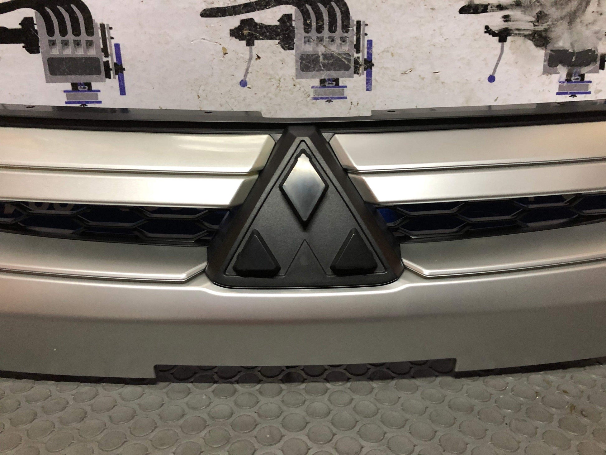 Persiana frontal superior Mitsubishi l200 2019 2022 (7450B291HA) - Grupo Revisa 