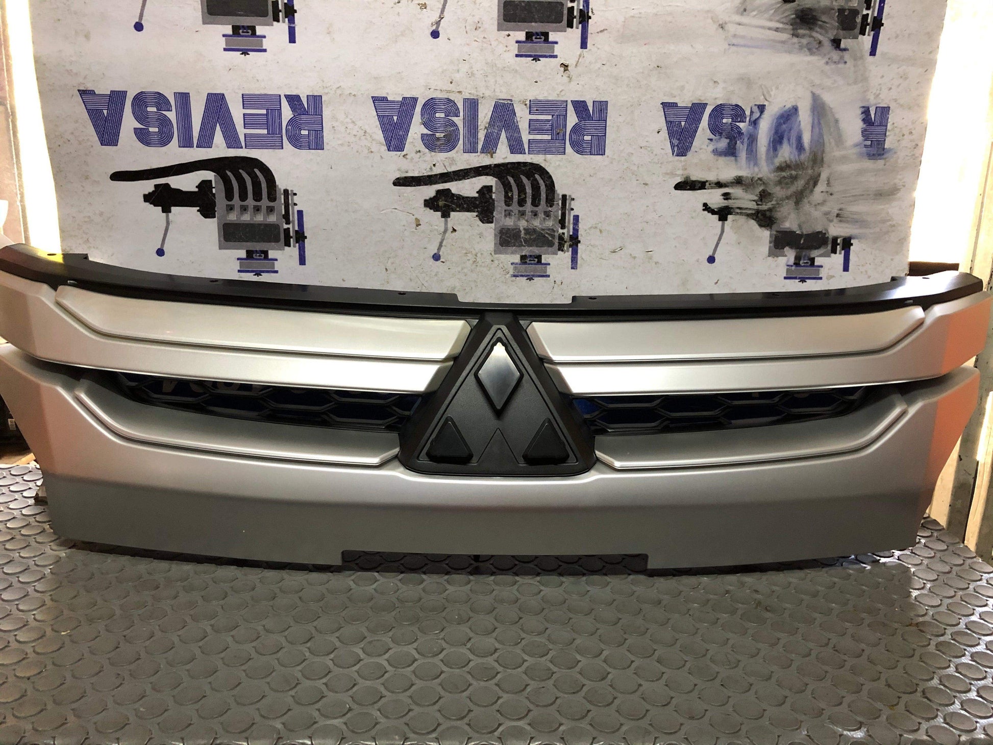 Persiana frontal superior Mitsubishi l200 2019 2022 (7450B291HA) - Grupo Revisa 